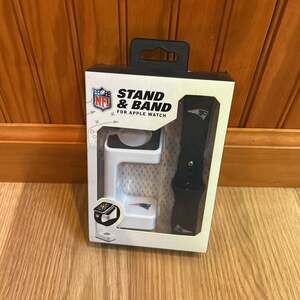 New England Patriots NFL Official Stand and Band for Apple Watch NEW IN BOX